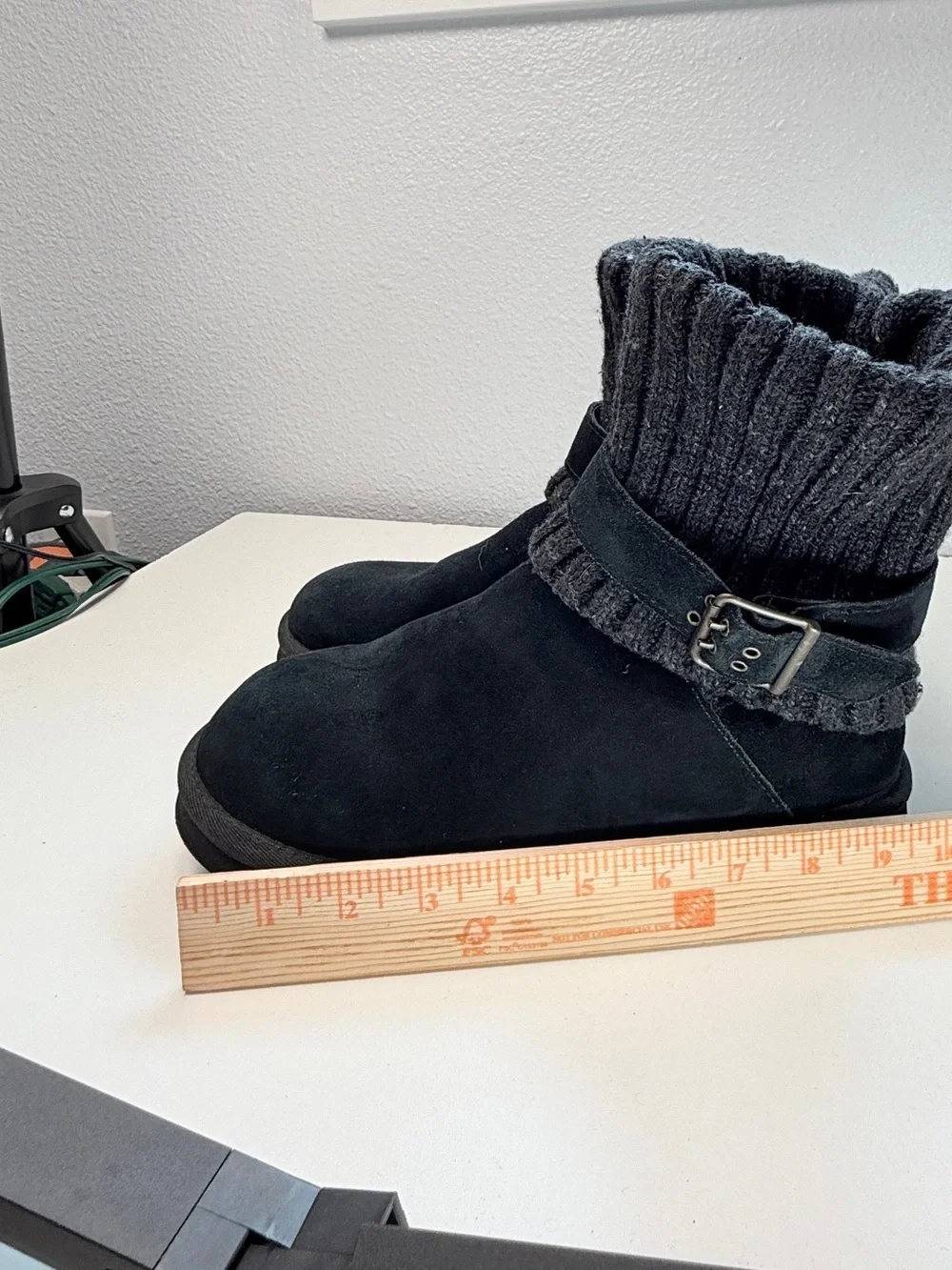 UGG Australia Cambridge Black Suede Knit Buckle Winter Boots Size 8 shearling